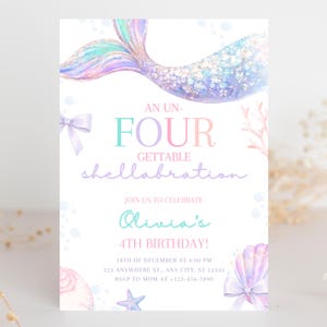 Könnte beinhalten: Einladung zum Geburtstag mit Meerjungfrauen-Motiv in Pastellfarben. Die Einladung zeigt eine Meerjungfrauenschwanz, den Text "AN UN-FOUR GETTABLE shellabration" und Details für Olivias 4. Geburtstag. Dekorative Elemente sind Muscheln, Schleifen und Korallen.