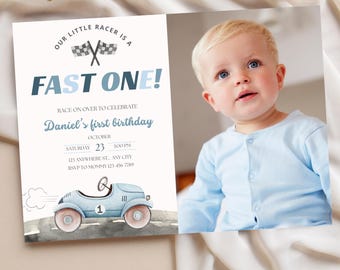 Inbjudan till födelsedag med foto från Fast One, ett års födelsedagsinbjudan för en vintage racerbil, blått racingfesttema, redigerbar mall för racerbilsfödelsedag