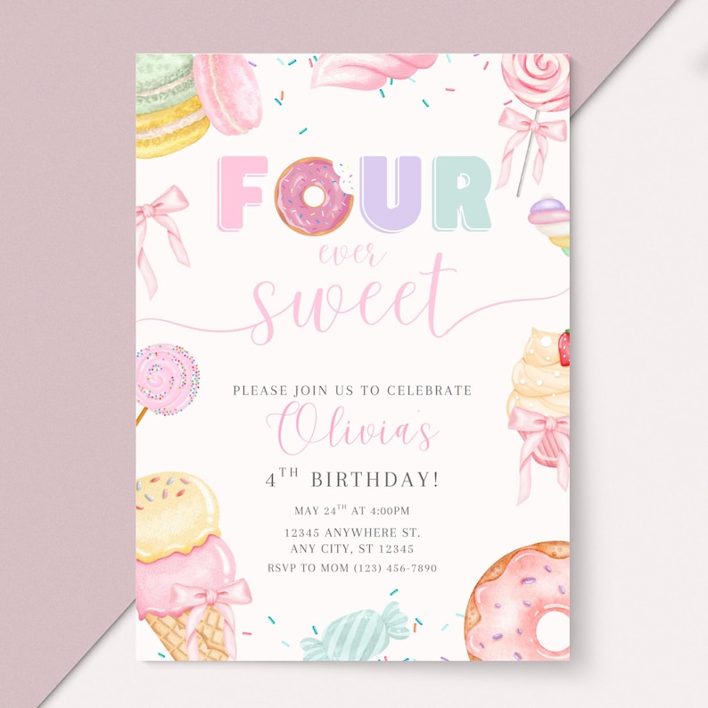 Op de afbeelding: Een pastelkleurige verjaardagsuitnodiging met de tekst "FOUR ever sweet" en de naam "Olivia's". Het ontwerp bevat aquarel illustraties van snoep zoals donuts, lolly's en ijshoorntjes. De uitnodiging bevat ook de datum, tijd en locatie.