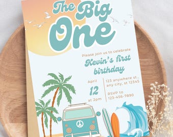 以下が含まれることがあります： レトロなビーチをテーマにした青と白の招待状。テキストには「The Big One」と「Kevin's first birthday」と書かれています。招待状には、平和のサイン、ヤシの木、サーフボードが描かれた青と白のバンが含まれています。