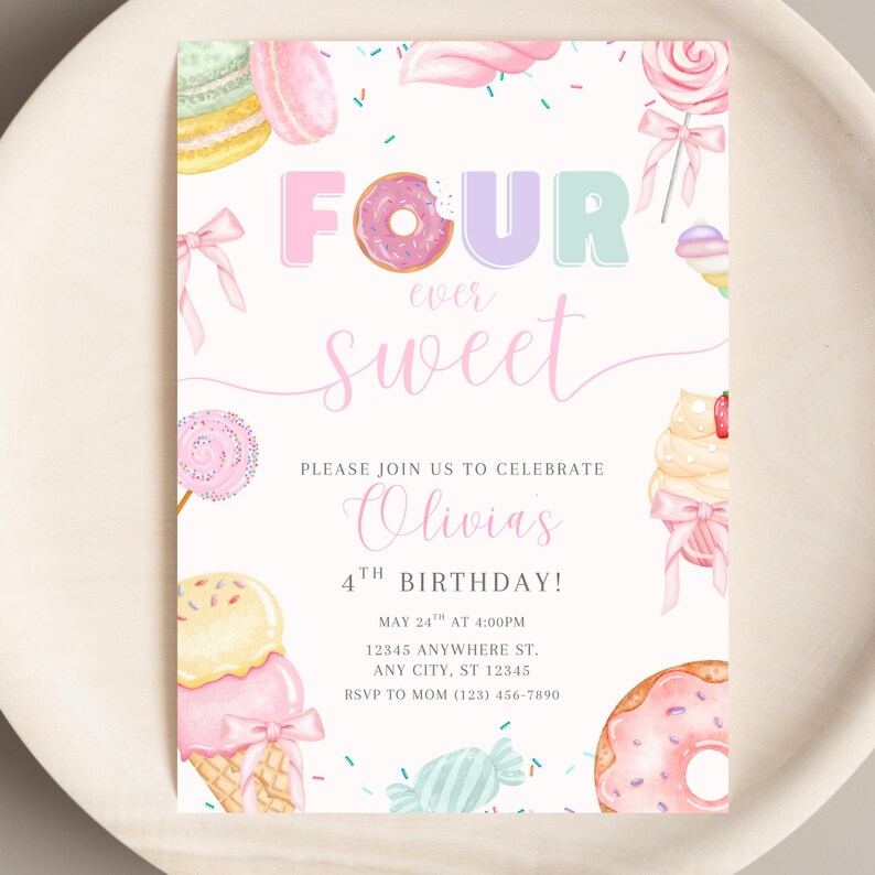 Op de afbeelding: Een pastelkleurige verjaardagsuitnodiging met de woorden "FOUR ever sweet" en een donut in het woord "FOUR". De uitnodiging bevat illustraties van snoep zoals donuts, ijs en lolly's. De uitnodiging is voor Olivia's 4e verjaardag.