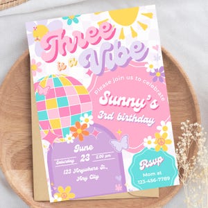 Junger Wilder und drei Groovy Geburtstagseinladung Boho Retro Groovy Hippie Geburtstag Daisy Hippie Editierbare Einladen Sofort Download