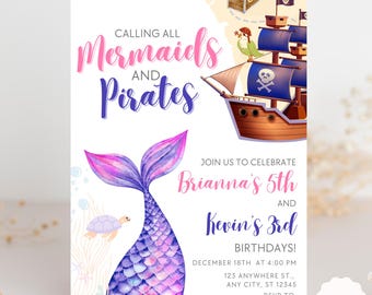 Op de afbeelding: Uitnodiging voor een verjaardagsfeest met een zeemeermin- en piraten thema voor Brianna's 5e en Kevin's 3e verjaardag. De uitnodiging toont een paarse en roze zeemeerminstaart met een zeeschildpad en een piratenschip dat op een schatkaarten vaart.