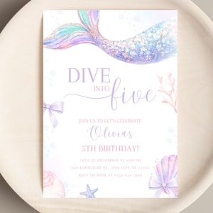 Puede incluir: Una invitación de cumpleaños con temática de sirena con un diseño de acuarela. La invitación presenta una cola de sirena, conchas marinas y el texto "Dive into five" y "Olivia's 5th Birthday!" en una fuente caprichosa. La paleta de colores incluye azules pastel, morados y rosas.