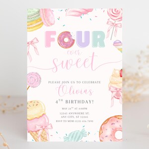 Op de afbeelding: Een pastelkleurige verjaardagsuitnodiging met de woorden "FOUR ever sweet" in roze en paars. De uitnodiging bevat illustraties van snoep zoals donuts, ijsjes en lolly's. De tekst nodigt gasten uit om Olivia's 4e verjaardag te vieren.