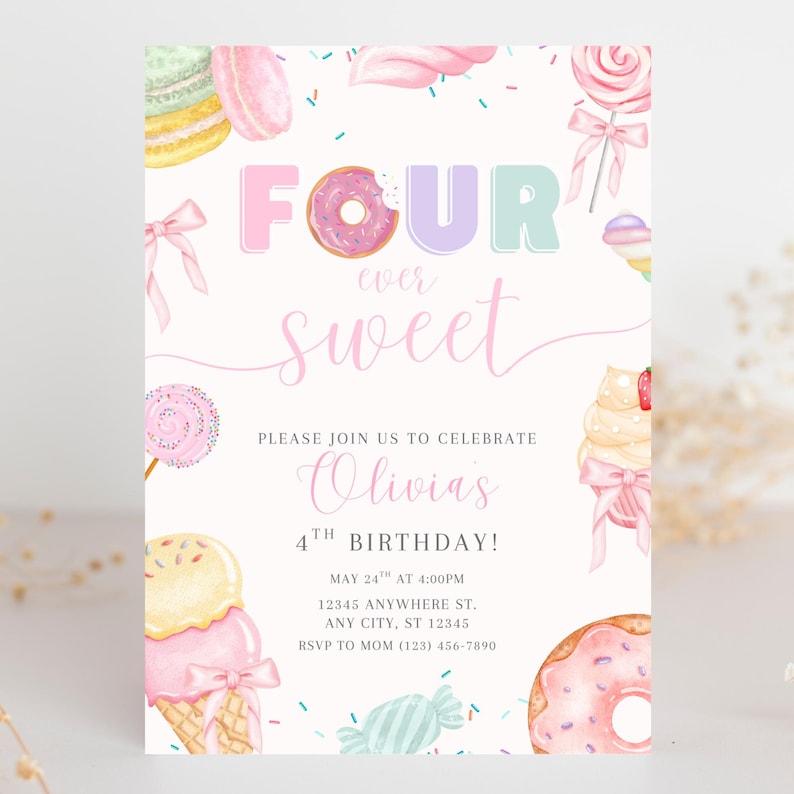 Op de afbeelding: Een pastelkleurige verjaardagsuitnodiging met de woorden "FOUR ever sweet" in roze en paars. De uitnodiging bevat illustraties van snoep zoals donuts, ijsjes en lolly's. De tekst nodigt gasten uit om Olivia's 4e verjaardag te vieren.