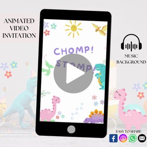 Puede incluir: Invitación a vídeo animada con temática de dinosaurios. El vídeo presenta un botón de reproducción y el texto "CHOMP! STOMP!" en un estilo colorido y dibujado a mano. El fondo incluye un sol, flores y dinosaurios.