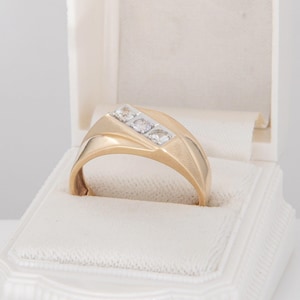 Men&#39;s 10K Yellow Gold Three Stone Ring 3 Round Simulated Diamonds Wedding Band