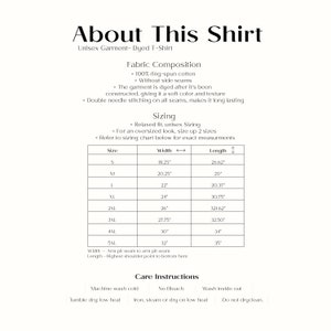 以下が含まれることがあります： ユニセックスの染色Tシャツのサイズ表で、インチで測定されています。表には、Sから5XLまでのサイズ幅と長さの測定値が示されています。お手入れ方法には、冷水で洗濯機洗い、漂白剤不可、低温乾燥機、低温アイロンまたはスチーム、ドライクリーニング不可が含まれます。