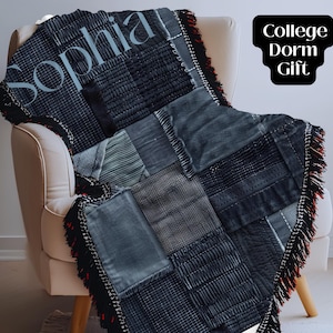 Manta tejida personalizada en mezclilla azul, nombre personalizado, recuerdo familiar, regalo para mamá, graduación, dormitorio, manta de aniversario, colección