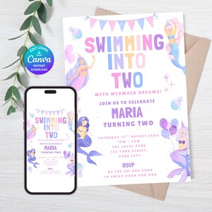 Op de afbeelding: Een verjaardagsuitnodiging met een zeemeermint thema. De tekst "Swimming Into Two" in pastelkleuren, met zeemeermin illustraties en de naam "Maria". Een smartphone toont hetzelfde ontwerp.