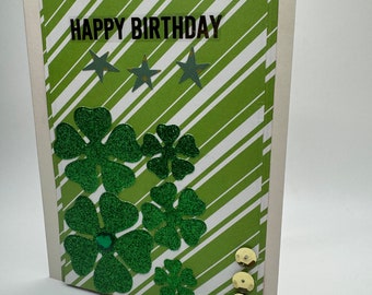 1 carte de joyeux anniversaire , ST. Modèle Saint-Patrick, carte de voeux, fait main, trèfles verts, étoiles et paillettes dorées.