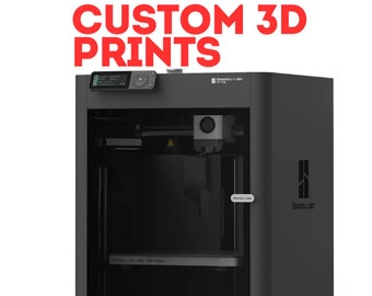 Puede incluir: Una impresora 3D negra con una puerta de vidrio transparente, que muestra el proceso de impresión. La impresora tiene una pequeña pantalla LCD y un panel de control en la parte superior. El texto "Bambu Lab P1S" es visible en el lateral de la impresora.