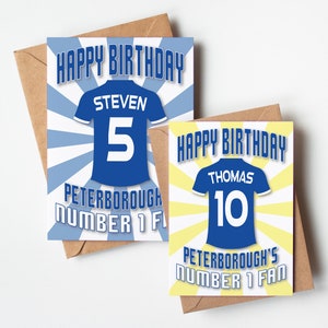 Cartão de aniversário personalizado Peterborough United FC, idade e nome da camisa - Ventilador número 1 - 4 designs - A5 - Envelope Kraft de cartão texturizado de qualidade