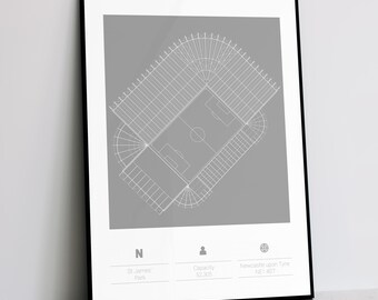 Op de afbeelding: Een zwart-witte lijntekening van St. James' Park, een voetbalstadion in Newcastle upon Tyne, Engeland. Het stadion heeft een capaciteit van 52.385 personen. De tekening is op een grijze achtergrond.