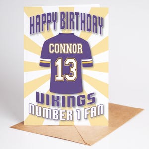 Carte d'anniversaire personnalisée Âge et nom du maillot NFL des Vikings du Minnesota - Fan numéro 1 - 4 modèles - A5 - Badge, porte-clés, Options d'impression
