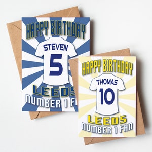 Carte d'anniversaire personnalisée avec nom et âge du maillot Leeds United - Fan numéro 1 - 4 modèles - A5 - Enveloppe kraft texturée de qualité