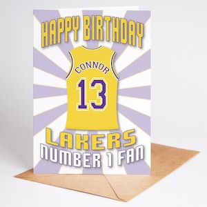 LA Lakers Basketball Shirt Alter und Name Personalisierte Geburtstagskarte - Nummer 1 Fan - 4 Designs - A5 - Hochwertige strukturierte Karte Kraft Umschlag