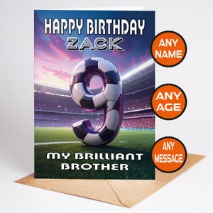 Può includere: Biglietto di compleanno con la scritta "HAPPY BIRTHDAY ZACK" sopra un grande numero 9 a forma di pallone da calcio. La carta dice anche "MY BRILLIANT BROTHER" in basso. La carta è su un campo verde con uno stadio sullo sfondo.
