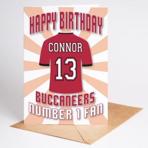 Tampa Bay Buccaneers NFL Shirt Alter und Name personalisierte Geburtstagskarte - Nummer 1 Fan - 4 Designs - A5 - Abzeichen, Schlüsselanhänger, Druckoptionen