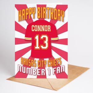 Carte d'anniversaire personnalisée nom et âge du maillot NFL des Chiefs de Kansas City - fan numéro 1 - 4 modèles - A5 - badge, porte-clés, options d'impression