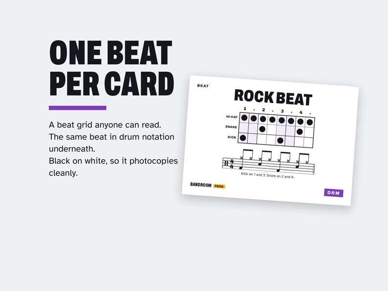 以下が含まれることがあります： ROCK BEATと書かれた白いインストラクションカード。ハイハット、スネア、キックドラムのインジケーター付きの黒いドラム譜グリッド、標準的な五線譜、そして紫色のアクセントでBANDROOM PRESSとDRMの文字が印刷されています。