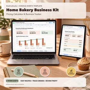 Może przedstawiać: Szablon Google Sheets dla domowej piekarni wyświetlony na laptopie i tablecie. Ekrany pokazują pulpit nawigacyjny wydajności oraz kalkulator kosztów przepisów z danymi finansowymi, wykresami i zakładkami do śledzenia zamówień oraz zysków.