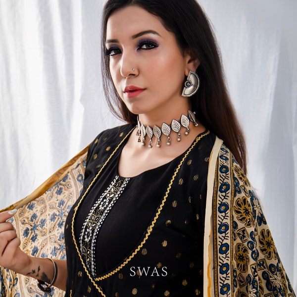 Kurta Angrakha noir avec patte de boutonnage et veste en feuille d'or, et délicate dupatta Kalamkari, ensemble de 3 pièces