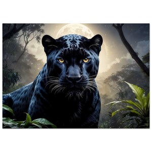 Puede incluir: Una pantera negra con ojos amarillos mira fijamente a la cámara. La pantera está en un entorno de bosque oscuro con una luna llena en el fondo.