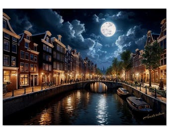 以下が含まれることがあります： オランダのアムステルダムにある運河の夜景。運河は伝統的なレンガ造りの建物と街灯に囲まれています。満月は運河の上の空に浮かんでいます。画像の右下隅には「アムステルダム」という文字が見えます。