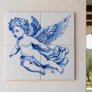 Pode incluir: Um conjunto de quatro azulejos de cerâmica branca formando uma única imagem. A imagem retrata um querubim com asas azuis e drapeados, renderizado em tons de azul. Os azulejos são montados em uma parede branca.