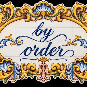 Op de afbeelding: Een rechthoekige wandplaat bestaande uit negen keramische tegels met de tekst "by order" in donkerblauw cursief schrift. De plaat is omlijst door een sierlijke, verhoogde rand in levendige gele, lichtblauwe en zachte roze tinten.