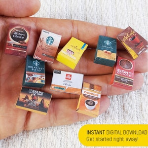 Könnte beinhalten: Eine Sammlung von Miniatur-Kaffeeboxen, darunter Marken wie Taster's Choice, Gevalia, Dunkin' und Eight O'Clock. Die Boxen sind in verschiedenen Farben und Designs bedruckt, darunter Rot, Blau, Grün, Gelb und Braun.