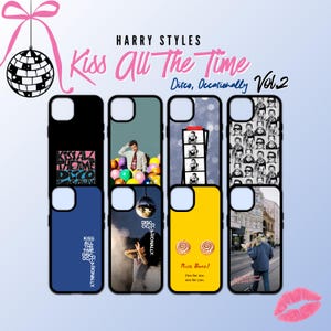 Pode incluir: Uma caneca de cerâmica branca com uma alça preta e o texto "But First, Coffee" em negrito preto. A caneca está sobre um fundo desfocado, sugerindo um ambiente acolhedor.