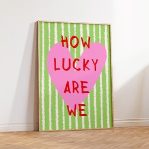How Lucky Are We Print, gestreifte Herz Wandkunst, Trendy Ästhetische Wohnkultur, niedliches positives Zitat Affirmationsgeschenk, Typografie Poster