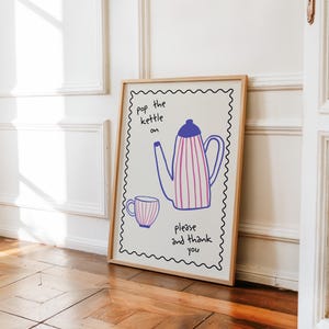 Poster "Pop The Kettle On", Arte murale eclettica per la cucina, Decorazione estetica per appartamenti, Stampa di una tazza da tè carina, Ispirazione per pareti di gallerie d'arte, Arte disegnata a mano