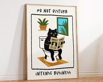 Könnte beinhalten: Eine schwarze Katze sitzt auf einer Toilette und liest eine Zeitung mit der Aufschrift "Daily Times". Auf dem weißen Hintergrund steht "Do Not Disturb" und "Intense Business".