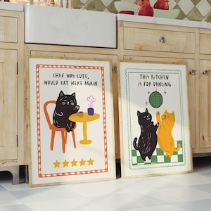 Puede incluir: Dos ilustraciones en blanco y negro de gatos sobre un fondo blanco con bordes naranja y verde. La primera ilustración muestra un gato sentado en una silla roja con una taza de café y el texto "El chef era lindo, volvería a comer aquí". La segunda ilustración muestra dos gatos bailando con el texto "Esta cocina es para bailar".