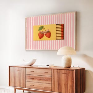 Stampa di scatole di fiammiferi alla fragola, poster retrò di scatole di fiammiferi, arredamento per la casa di tendenza, stampa di fiocchi da civetta con ragazza cool, arte murale ispirata al Y2K