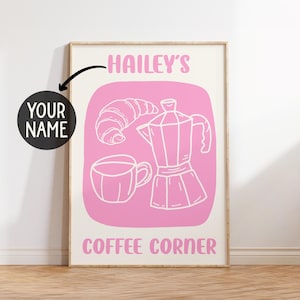 Może przedstawiać: Różowa i biała ilustracja dzbanka do kawy, filiżanki do kawy i rogalika z tekstem "HAILEY'S COFFEE CORNER" na białym tle.