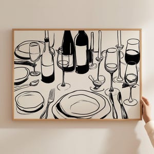 Puede incluir: Ilustración en blanco y negro de línea de arte de una mesa puesta con copas de vino, botellas, platos y cubiertos. La ilustración está enmarcada en un marco de madera claro.