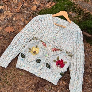 Handgebreid wollen geborduurd vest boer Beiers handgemaakt folk hongaars lechuza wolkenstricker bloem cottagecore feestelijk romantisch
