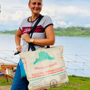 Sac shopping cousu main et fabriqué à partir de sacs de ciment recyclés par des femmes en Ouganda