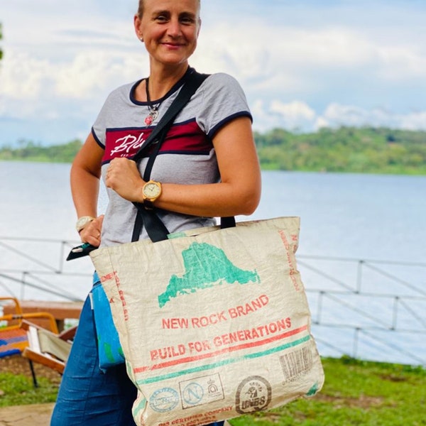 Handgenähte Einkaufstasche aus recycelten Zementsäcken von Frauen aus Uganda