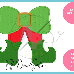 Puede incluir: Piernas de elfo de satén verde con un lazo verde y un cinturón rojo. El texto "Elf Bow Satin" está escrito debajo de la imagen. Los tamaños 4x4, 5x7, 7.0" y 8.0" están listados en un círculo rosa. El texto "Satin Applique" está escrito en un círculo rosa.