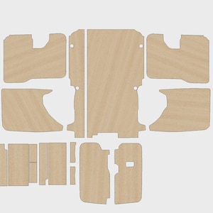 Può includere: Un insieme di pezzi di compensato pretagliati di colore chiaro, disposti su sfondo bianco. Le varie forme e dimensioni suggeriscono che si tratta di componenti per un progetto più ampio. Il legno ha una venatura naturale.