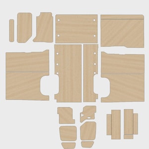 Puede incluir: Un conjunto de paneles de madera precortados de varias formas y tamaños, probablemente para un proyecto de bricolaje o la construcción de muebles. Las piezas son de color marrón claro con vetas de madera visibles, y algunas tienen agujeros pretaladrados.