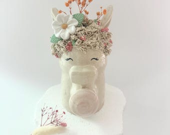 Flora, la llama de chicle floreciente / Decoración de cerámica hecha a mano para el hogar / Escultura artística caprichosa / Regalo creativo para ella / Figura de llama pastel