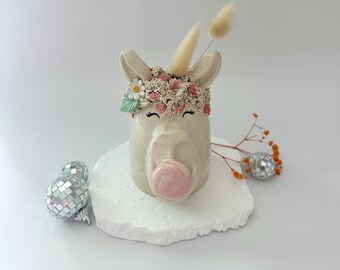 Luna, la llama de chicle de ensueño / Escultura de llama de cerámica hecha a mano / Decoración caprichosa para el hogar / Arte pastel coleccionable / Regalo para sentirse bien