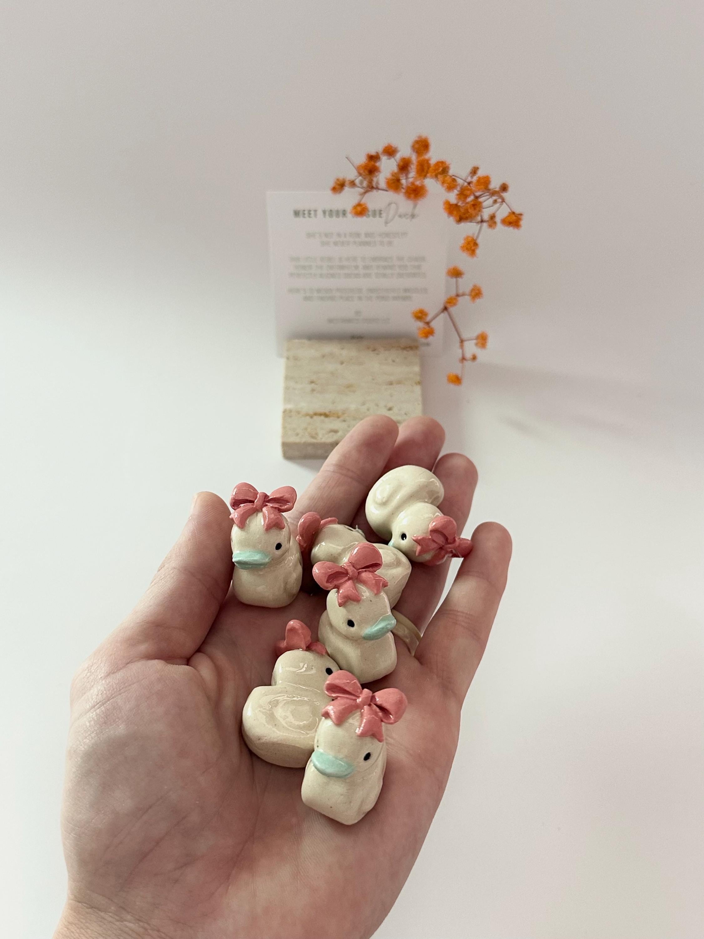 陶器製 ピンクアヒル置物 かわいい インテリア ピンクのリボンが付いた手作りの陶器製アヒルの置物：デスク